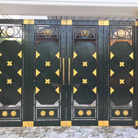Mẫu cửa cổng sắt 4 cánh ấn tượng
