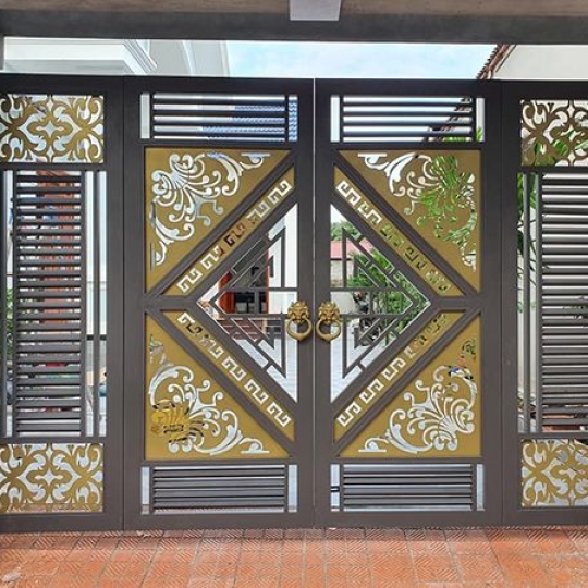 Mẫu cổng sắt có hoa văn CNC trang trí