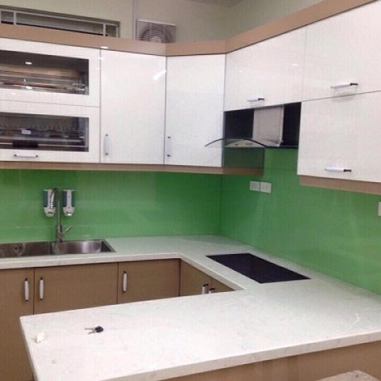 Kính ốp bếp màu xanh cốm